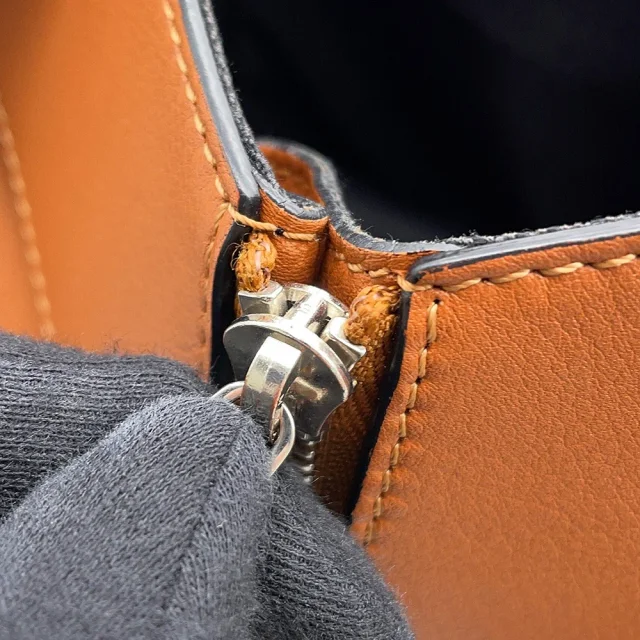 Loewe hammock Brown387.30.S35 Leather Size Small in Leather from GALLERY RARE, photo 14 of 18