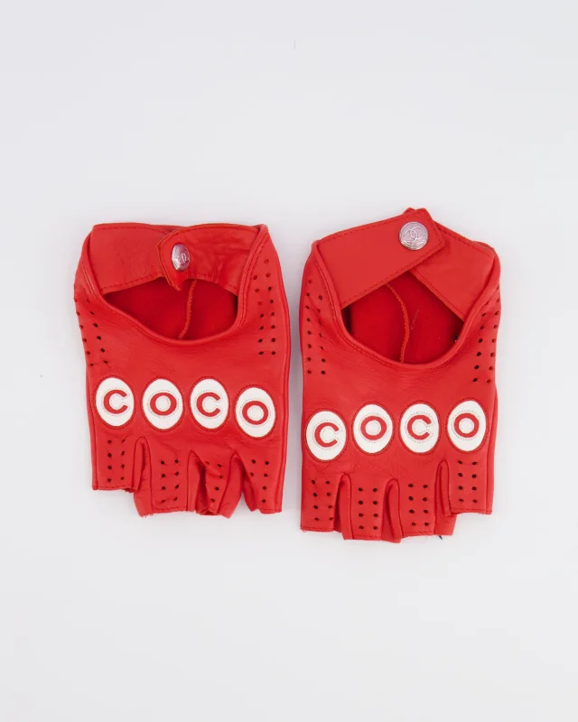 Chanel Cruise 2023 Red Leather Mittens with Coco and CC logo Details Size 7 in Red Leather from Sellier, photo 2 of 3
