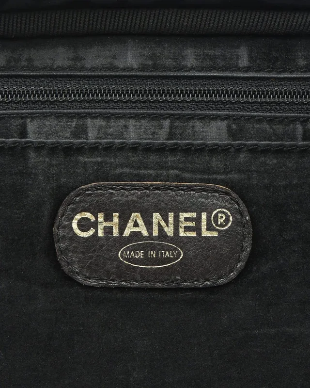 Chanel CC Patent Vanity Crossbody Bag in Patent leather from A Retro Tale, photo 9 of 12
