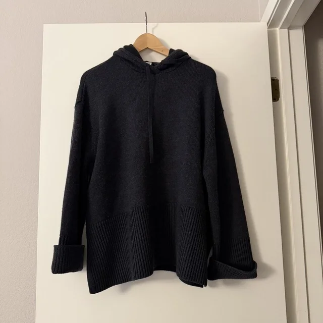 TOTEME Women's Sweater - Navy/Black - XS from Depop