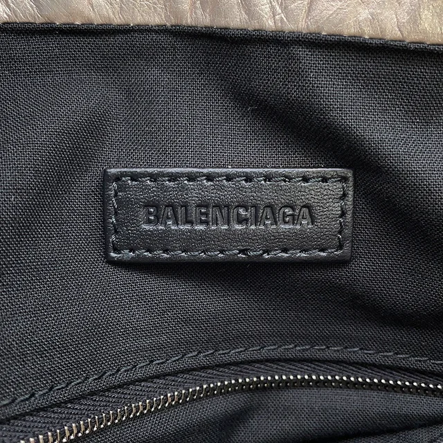 Balenciaga Crash Tote Bag MetalicBeige742941 Leather Size Medium in Leather from GALLERY RARE, photo 9 of 11