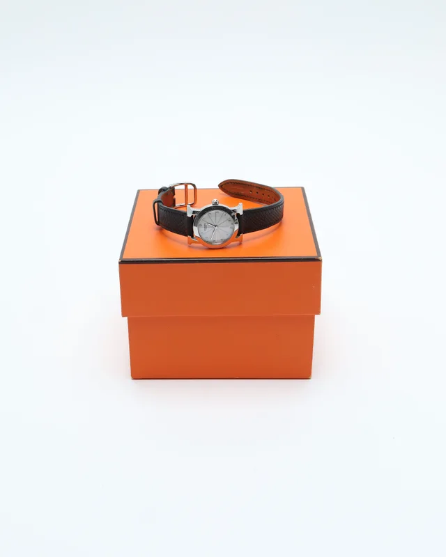 Hermès Heure H Ronde 25mm Ref HR1.210 Watch in Caviar leather from A Retro Tale, photo 3 of 8