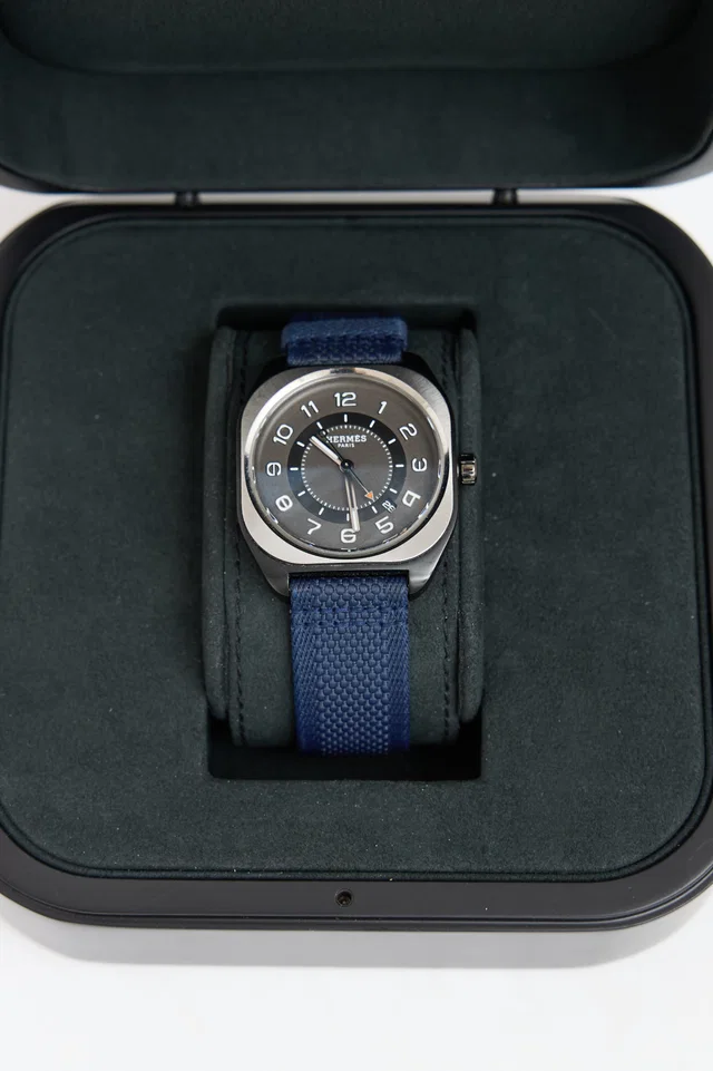 Hermès H08 Bleu Marine Watch in Navy Satin from VSP Consignment