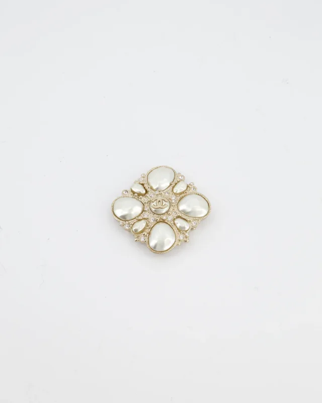Chanel Champagne Gold Pearl and Crystal Brooch with CC Logo in Gold from Sellier, photo 3 of 9