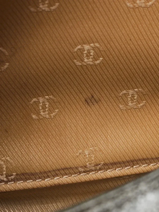 Chanel Metallic Silver Leather CC Flap Slim Wallet in Silver Leather from Yoogis, photo 13 of 15