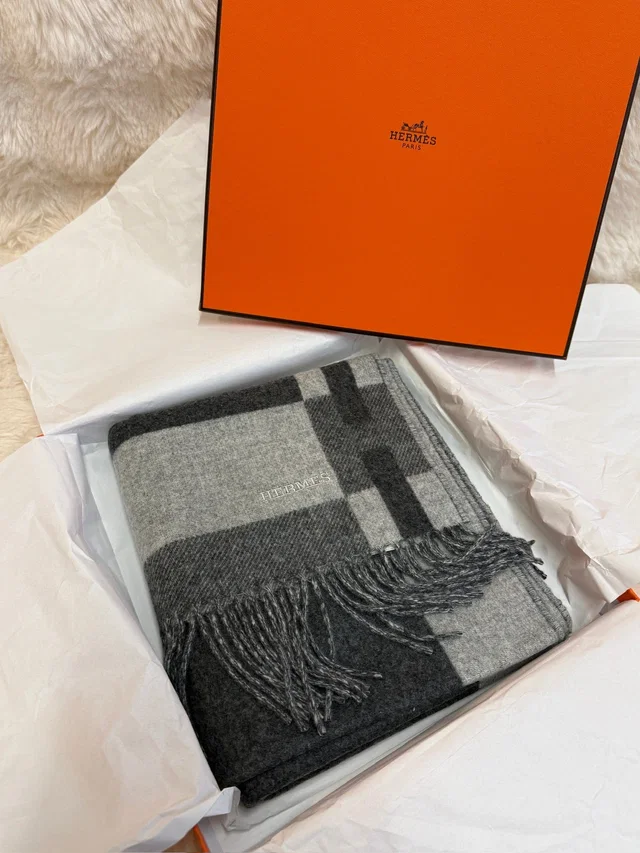 Hermès Cashmere Scarf – Grey Check Pattern in Grey Cashmere from Luxury Promise
