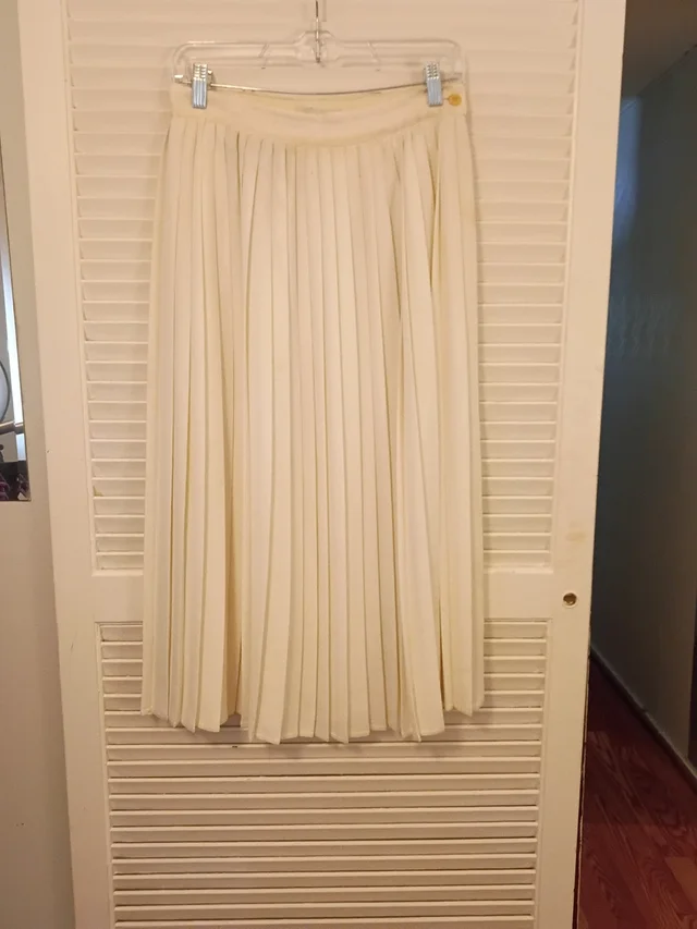 Max Mara Cream Pleated Midi Skirt With High Waist Made In Italy in White from Poshmark, photo 2 of 2