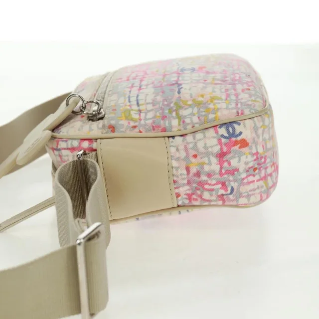 Chanel Vintage Clover Camera Printed Canvas Multicolour Bag in Multicolor Canvas from HEWI, photo 3 of 24