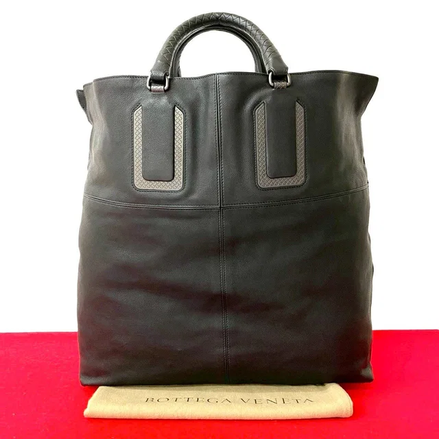 Bottega Veneta Leather Handbag in Leather from LuxUness