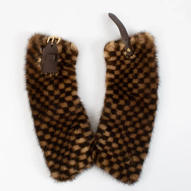 Louis Vuitton Damier Mink Fur Collar in Brown Leather from Labellov, photo 4 of 6