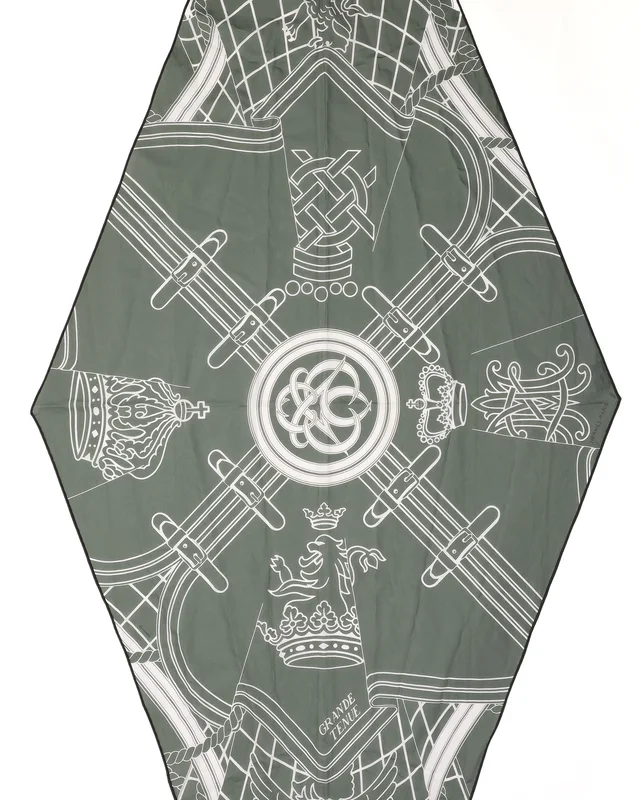 Hermès Grande Tenue Triangle Silk Scarf in Silk from A Retro Tale, photo 2 of 2