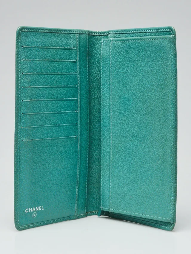 Chanel Green Leather Camellia Long Wallet in Green Leather from Yoogis, photo 2 of 10