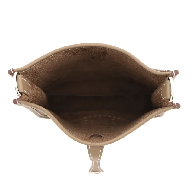 Hermès Evelyne3 Etoupe Taurillon Clemence Size 23 in Taupe Clemence leather from GALLERY RARE, photo 4 of 9