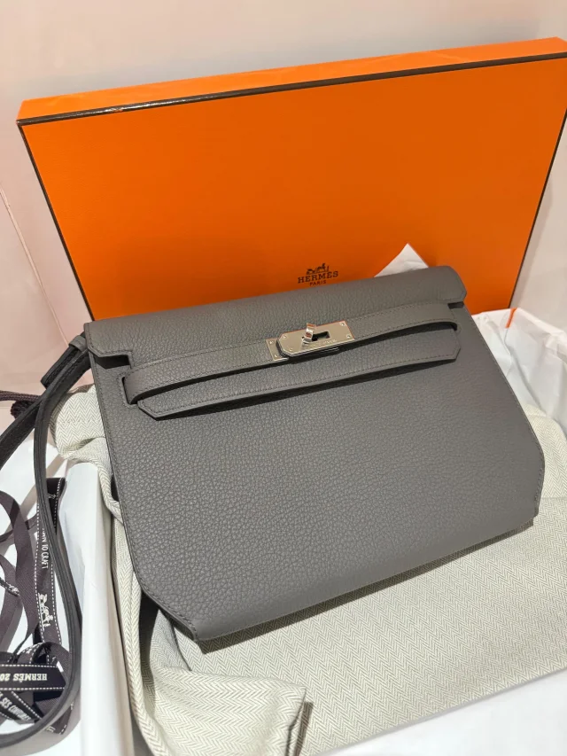 Hermès Etain Kelly Depeches 25 Pouch in Taupe Togo leather from HEWI, photo 6 of 6