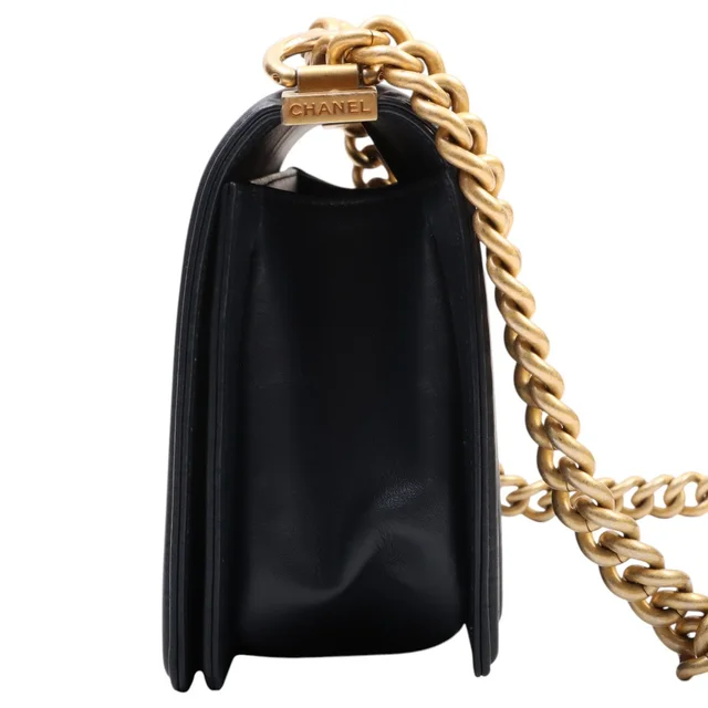 Chanel 2019年頃製 ボーイシャネルチェーンショルダーバッグ ネイビー from VINTAGE QOO TOKYO, photo 2 of 2
