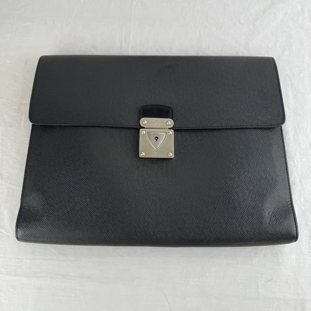 Louis Vuitton Taiga Unisex Envelope Clutch from Reowned