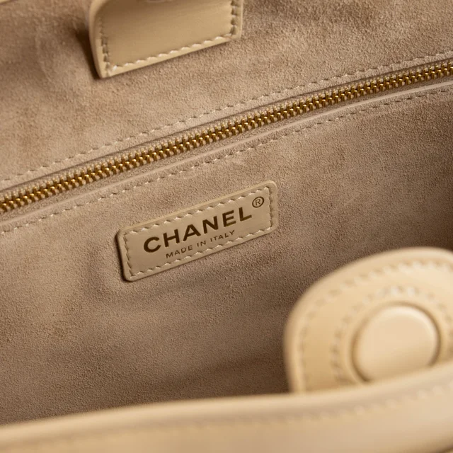 Chanel 26S Beige Leather Cerf Executive Small Tote Bag in Beige Leather from Labellov, photo 9 of 10