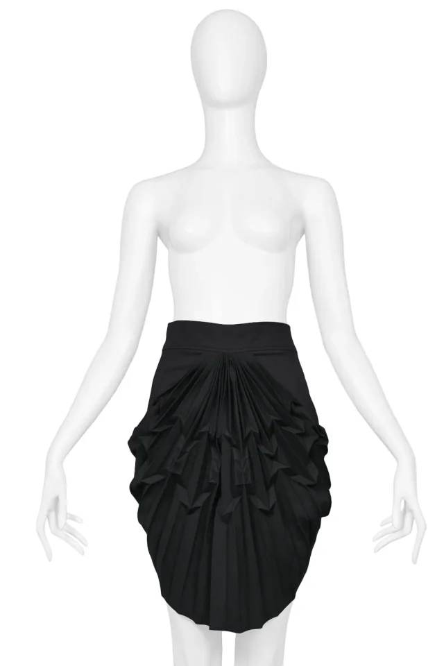 Balenciaga By Ghesquiere Black Pleated Mini Skirt 2003 in Black Woven leather from Resurrection Vintage, photo 3 of 4