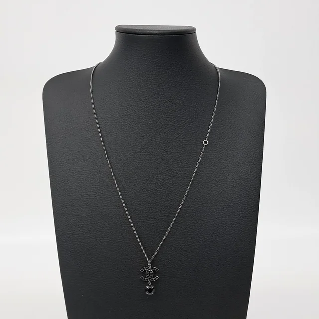 Chanel necklace from GUGUS