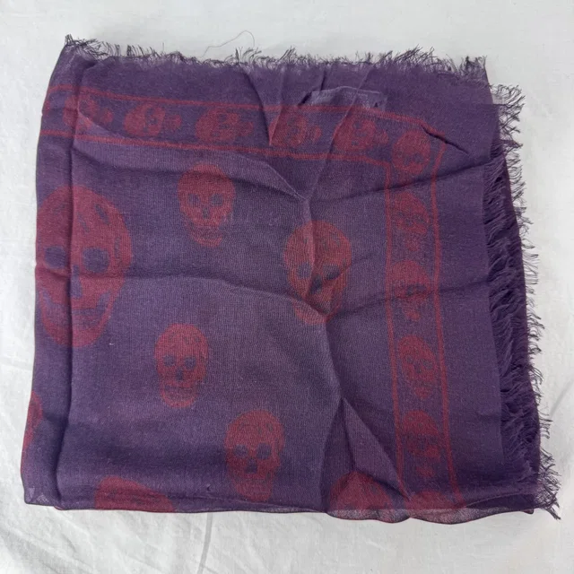 Alexander McQueen Classic Skull Scarf in 10% Cashmere, 90% modal from Reowned