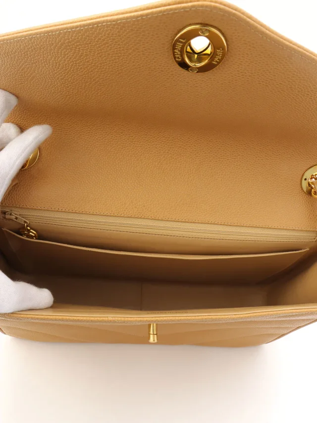 Chanel 2005-era caviar skin V-stitch CC turn-lock chain bag, beige in Beige Caviar leather from VINTAGE QOO TOKYO, photo 5 of 14