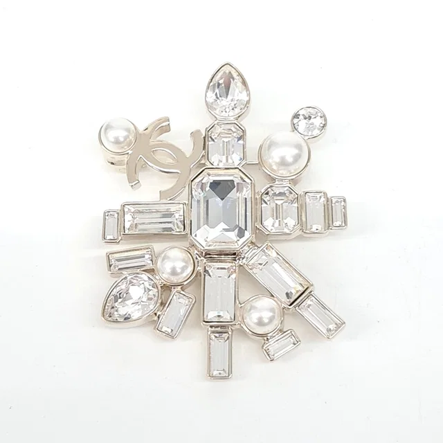 Chanel 샤넬 브로치 from GUGUS