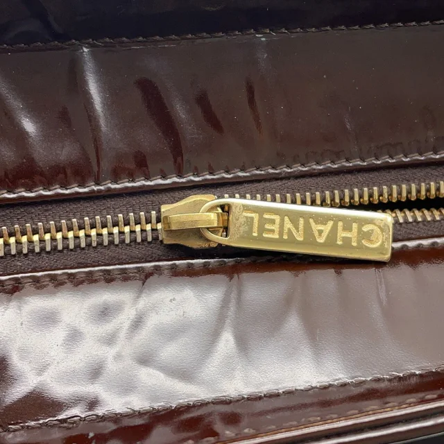 Chanel CC Logo Chocolate Bar tote Brown Patent Leather in Brown Patent leather from GALLERY RARE, photo 16 of 17