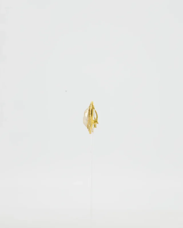 Chanel Vintage Gold-Plated Clip-on Earrings with a Simulated Pearl Centre in Gold from Sellier, photo 2 of 7