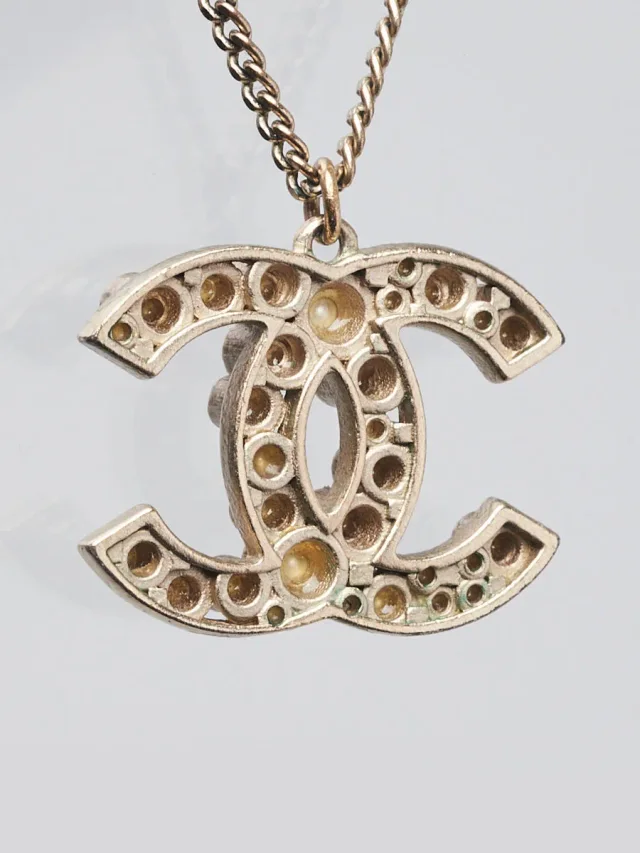 Chanel Gold Metal Faux Pearl CC Pendant Necklace in Gold from Yoogis, photo 5 of 7