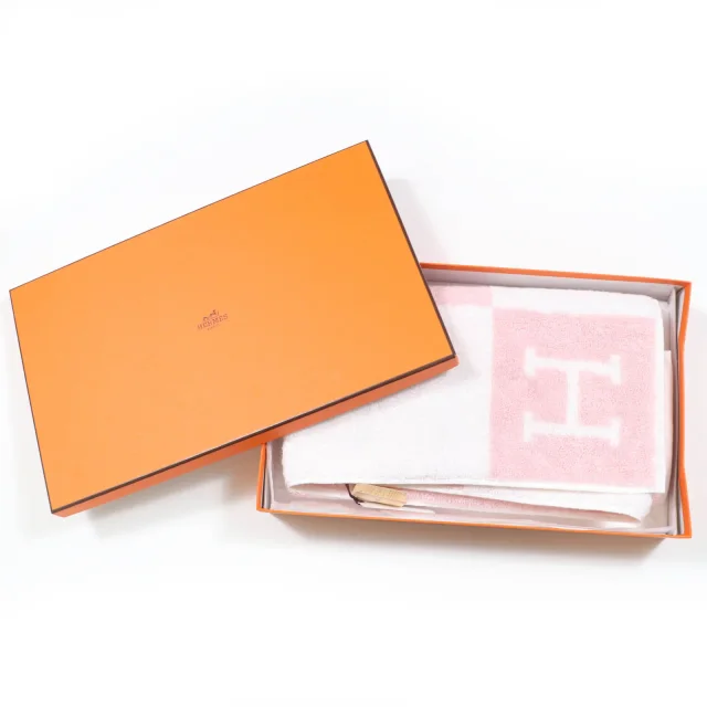 Hermès Avalon Cotton Bath Towel in Pink Cotton from LuxUness, photo 2 of 7