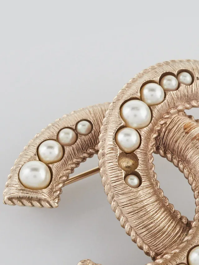 Chanel Gold and Faux Pearl Textured CC Brooch in Gold from Yoogis, photo 5 of 9