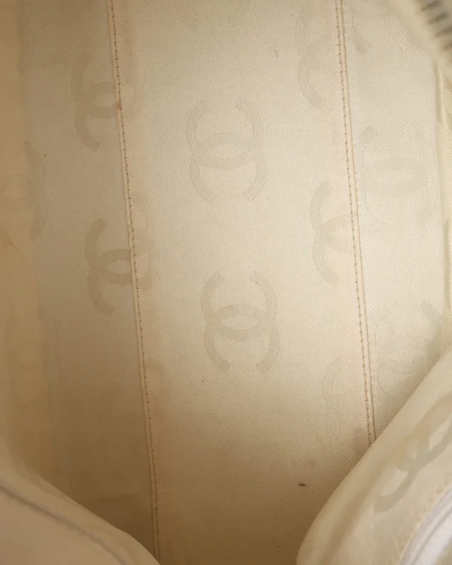 Chanel CC Caviar Hobo Bag in Caviar leather from A Retro Tale, photo 6 of 10