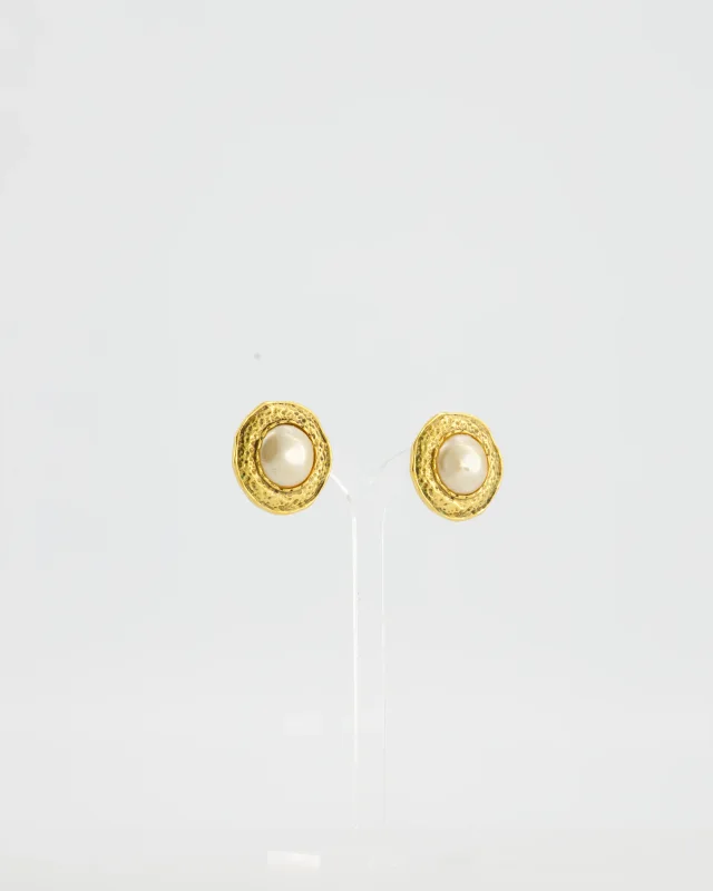 Chanel Vintage Gold-Plated Clip-on Earrings with a Simulated Pearl Centre in Gold from Sellier, photo 5 of 7