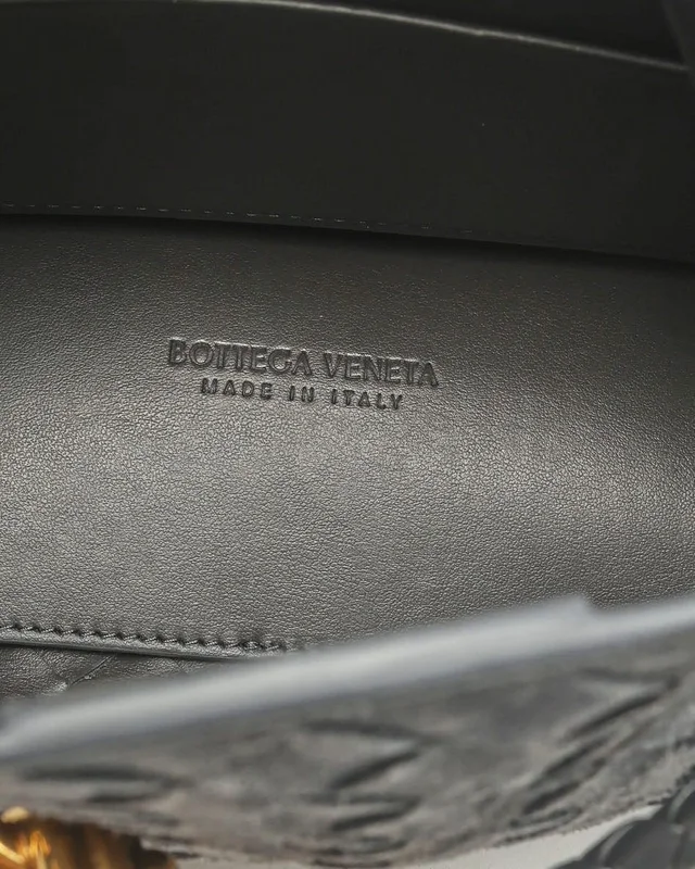 Bottega Veneta Intrecciato Small Andiamo Bag in Woven leather from A Retro Tale, photo 8 of 10