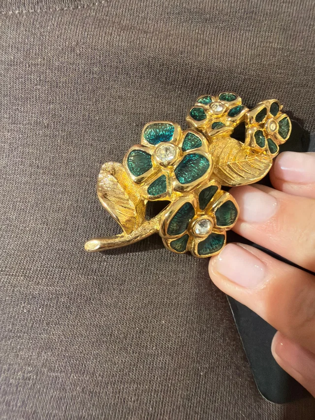 Dior gold plated flower brooch in Gold from Luxury Promise