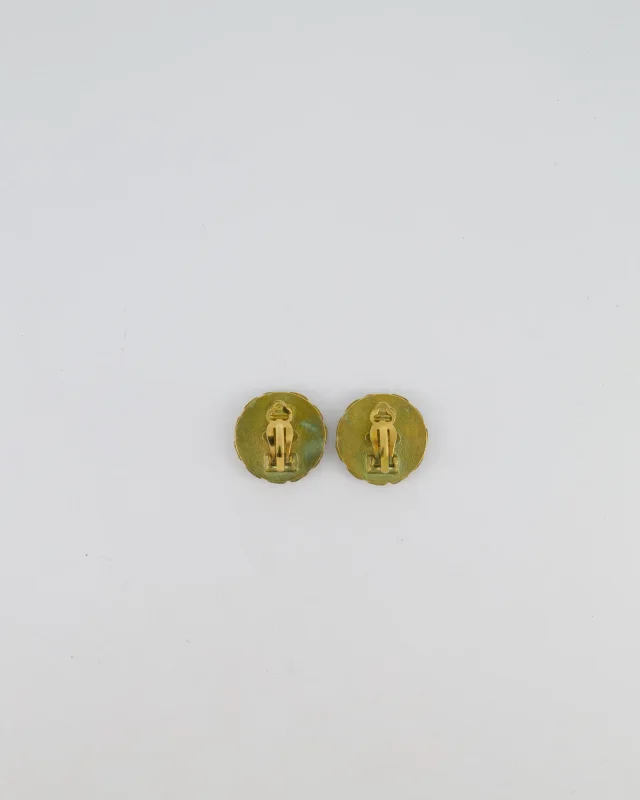 Chanel 94A Vintage CC Brushed Gold Matelasse Round Small Clip-On Earrings with Black Detailing in Black from Sellier, photo 4 of 6