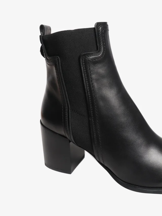 Tod's Black ankle boots - size EU 40 (UK 7) in Black Leather from Sign of the Times, photo 4 of 7