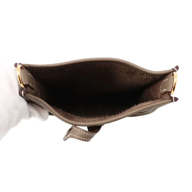 Hermès Evelyne Amazon Long Etoupe/Blue Indigo Taurillon Clemence Size TPM in Taupe Clemence leather from GALLERY RARE, photo 5 of 8
