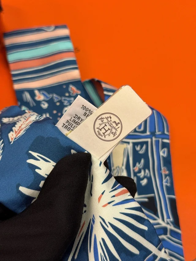 Hermès Twilly - Blue Multicolour Graphic Print in Blue Silk from Luxury Promise, photo 2 of 2