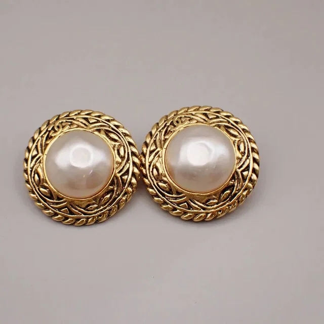 Chanel Vintage Round Chain Clip-On Metal With Faux Pearl Gold _plated Jewelry in Gold from HEWI
