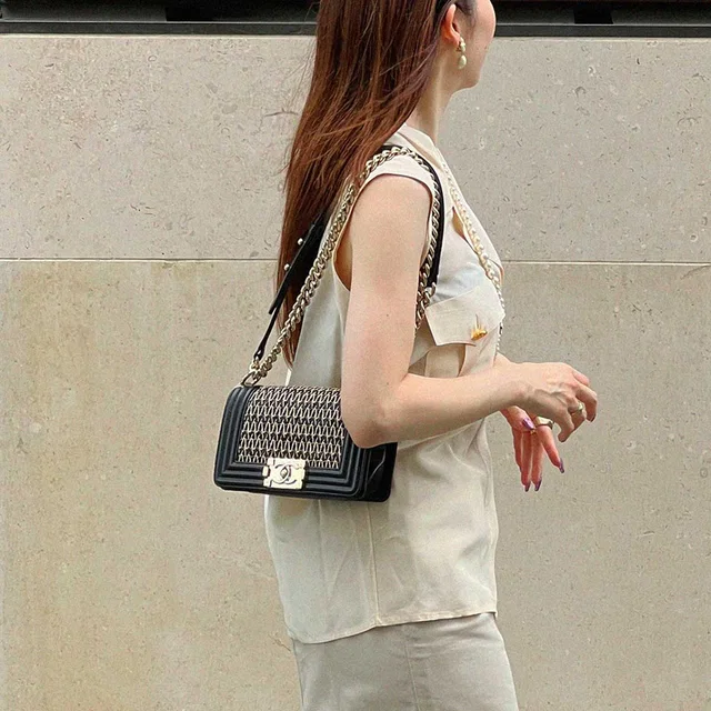 Chanel 2019年頃製 ラフィアボーイシャネルチェーンショルダーバッグ ブラック/ベージュ from VINTAGE QOO TOKYO