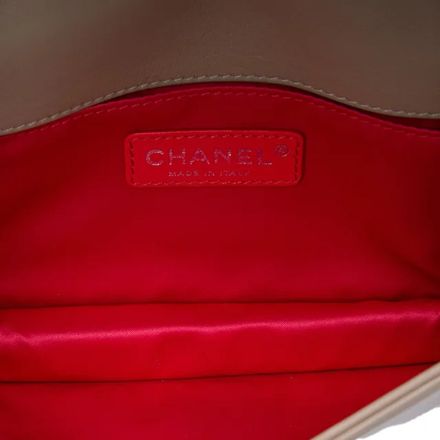 Beige Chanel CC Patent Lipstick Ligne Flap Shoulder Bag in Beige Patent leather from Designer Revival, photo 4 of 5