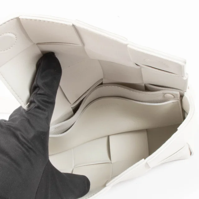 Bottega Veneta White Mini Cassette Belt Bag in White from Labellov, photo 5 of 5