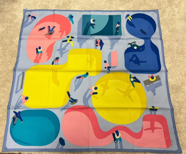 HK LOCATED*HERMÈS FIGURES LIBRES SCARF 90 Bleu Ciel / Rose / Jaune in Blue Silk from Luxury Promise