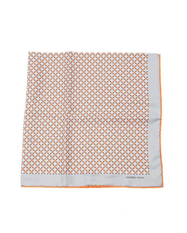 Hermès 42 Silk Scarf in Silk from A Retro Tale, photo 2 of 3