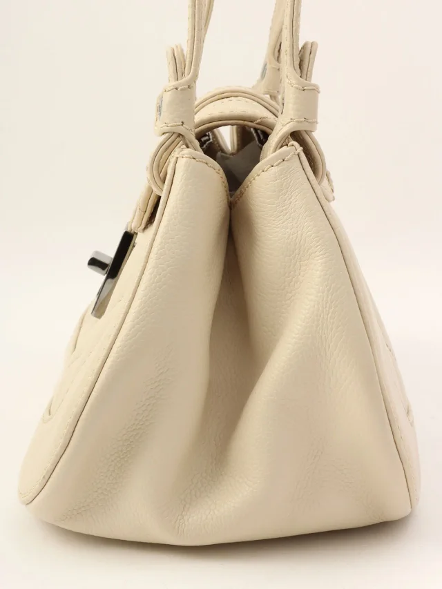 Chanel Circa 2005 Caviar Skin 2.55 Shoulder Bag, Beige in Beige Caviar leather from VINTAGE QOO TOKYO, photo 4 of 12