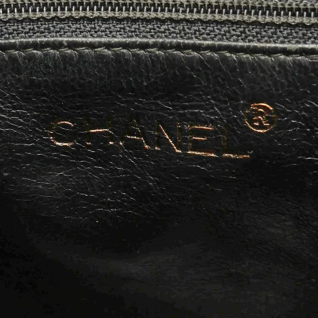 Chanel CC Quilted Hobo Bag in Patent leather from A Retro Tale, photo 9 of 11