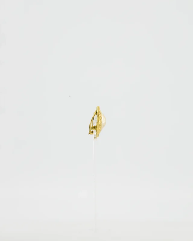 Chanel Vintage Gold-Plated Clip-on Earrings with a Simulated Pearl Centre in Gold from Sellier, photo 4 of 7