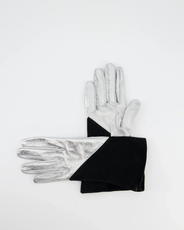 Chanel Silver and Black Leather and Suede Gloves with CC Logo Size 8 in Black Suede from Sellier, photo 5 of 5