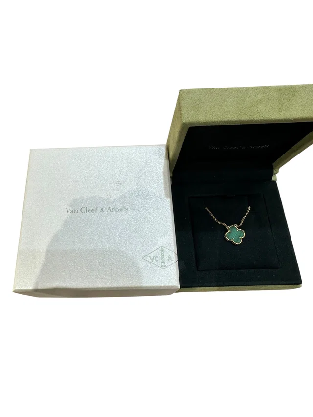 Van Cleef & Arpels Vintage Alhambra Pendant 18K Yellow Gold, Malachite in Yellow from Luxury Promise